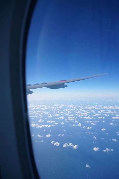 飛行機の窓からの景色を写す